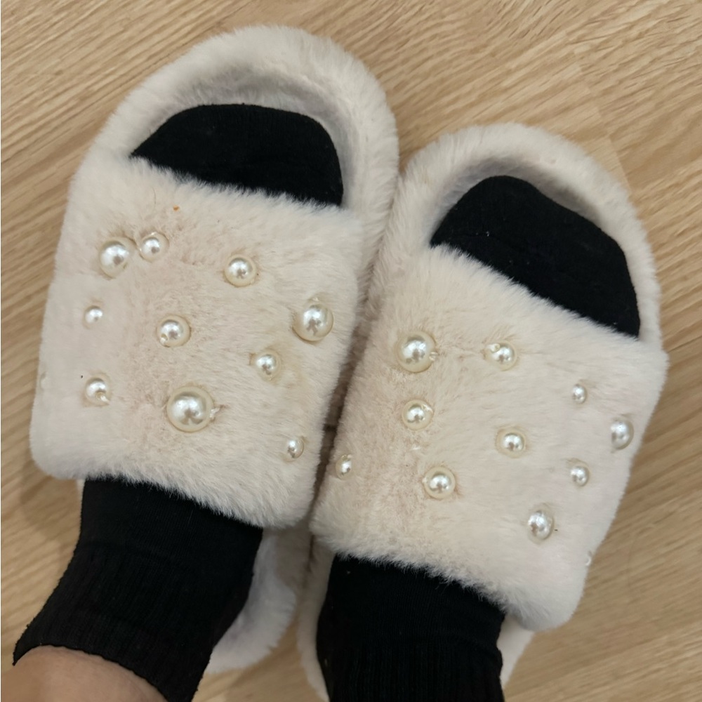 New slippers!!!  Very comfortable ✅ 
Color: white with pearls 
Size  S= 5/6